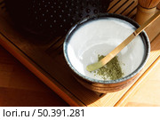bowl with green powder. Стоковое фото, агентство Ingram Publishing / Фотобанк Лори