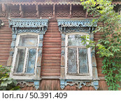 Старинные деревянные окна с резными наличниками (2024 год). Редакционное фото, фотограф Мария Сергеева / Фотобанк Лори