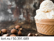 close up ice cream with nuts. Стоковое фото, агентство Ingram Publishing / Фотобанк Лори