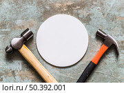elevated view white circular frame two hammers. Стоковое фото, агентство Ingram Publishing / Фотобанк Лори
