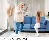 grandma with girl home playing. Стоковое фото, агентство Ingram Publishing / Фотобанк Лори