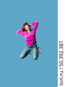 happy young woman jumping 16. Стоковое фото, агентство Ingram Publishing / Фотобанк Лори