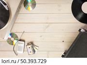 turntable vinyl record player compact disc cassette tape radio wooden table. Стоковое фото, агентство Ingram Publishing / Фотобанк Лори