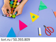 woman hand making bunting with emoji stickers colored background. Стоковое фото, агентство Ingram Publishing / Фотобанк Лори