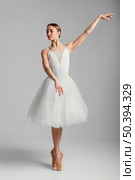 ballerina standing with pointe shoes. Стоковое фото, агентство Ingram Publishing / Фотобанк Лори