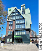 Отель Holiday Inn на улице Виктора Гюго в Калининграде (2021 год). Редакционное фото, фотограф Овчинникова Ирина / Фотобанк Лори