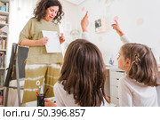 mother asking girls question answer. Стоковое фото, агентство Ingram Publishing / Фотобанк Лори