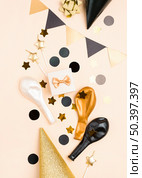 top view birthday decorations arrangement. Стоковое фото, агентство Ingram Publishing / Фотобанк Лори