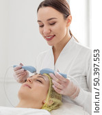 woman beauty clinic face treatment 2. Стоковое фото, агентство Ingram Publishing / Фотобанк Лори