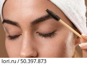 young woman taking care her eyebrows. Стоковое фото, агентство Ingram Publishing / Фотобанк Лори