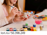 close up woman girl painting. Стоковое фото, агентство Ingram Publishing / Фотобанк Лори