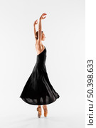 full shot ballerina wearing pointe shoes. Стоковое фото, агентство Ingram Publishing / Фотобанк Лори