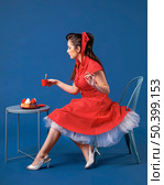pinup girl posing table. Стоковое фото, агентство Ingram Publishing / Фотобанк Лори