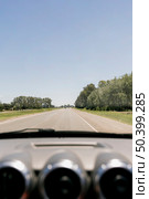 road through windshield. Стоковое фото, агентство Ingram Publishing / Фотобанк Лори