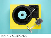 top view old vinyl blue background. Стоковое фото, агентство Ingram Publishing / Фотобанк Лори