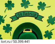 top view st patrick event with clovers. Стоковое фото, агентство Ingram Publishing / Фотобанк Лори