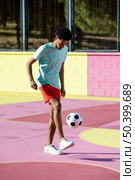 young man playing football 11. Стоковое фото, агентство Ingram Publishing / Фотобанк Лори