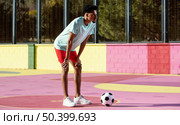 young man playing football 15. Стоковое фото, агентство Ingram Publishing / Фотобанк Лори