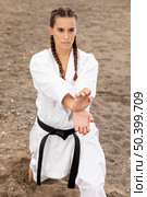 young woman training martial art. Стоковое фото, агентство Ingram Publishing / Фотобанк Лори