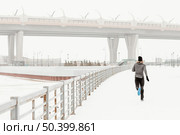 full shot man running snow 2. Стоковое фото, агентство Ingram Publishing / Фотобанк Лори