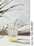 glass water with lemon slices table 5. Стоковое фото, агентство Ingram Publishing / Фотобанк Лори