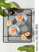 glasses water with fruit table 2. Стоковое фото, агентство Ingram Publishing / Фотобанк Лори