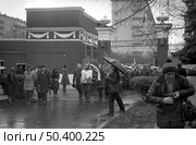 Москва, СССР, - 29 октября 1984: церемония перезахоронение праха Федора Шаляпина на Новодевичьем кладбище. Редакционное фото, фотограф Михаил Дружинин / Фотобанк Лори