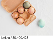 flat lay carton with easter eggs. Стоковое фото, агентство Ingram Publishing / Фотобанк Лори