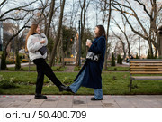 women doing foot touch. Стоковое фото, агентство Ingram Publishing / Фотобанк Лори