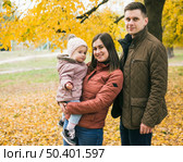 family standing autumn park. Стоковое фото, агентство Ingram Publishing / Фотобанк Лори