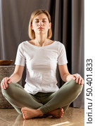 full shot woman meditating floor. Стоковое фото, агентство Ingram Publishing / Фотобанк Лори