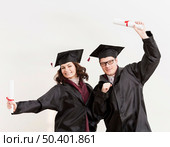 graduate students holding diplomas. Стоковое фото, агентство Ingram Publishing / Фотобанк Лори