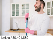 happy man with mop kitchen. Стоковое фото, агентство Ingram Publishing / Фотобанк Лори
