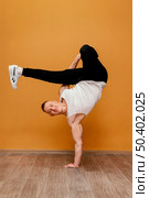 male performing breakdance 3. Стоковое фото, агентство Ingram Publishing / Фотобанк Лори