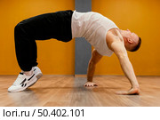 man performing breakdance. Стоковое фото, агентство Ingram Publishing / Фотобанк Лори