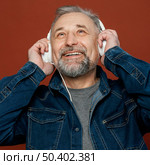 portrait bearded man with headphones 3. Стоковое фото, агентство Ingram Publishing / Фотобанк Лори