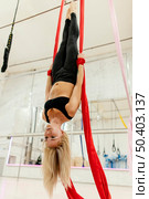 woman performing trapeze 6. Редакционное фото, агентство Ingram Publishing / Фотобанк Лори