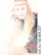 Beautiful fashion woman posing with light come from the beackground. Стоковое фото, агентство Ingram Publishing / Фотобанк Лори