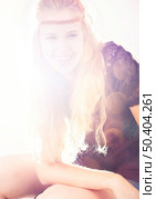 Beautiful fashion woman smiling and posing with light come from the beackground. Стоковое фото, агентство Ingram Publishing / Фотобанк Лори