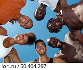 Group portrait of male and female young people in outdoor. Стоковое фото, агентство Ingram Publishing / Фотобанк Лори