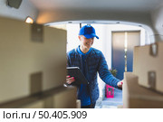 content woman delivering ordered parcels. Стоковое фото, агентство Ingram Publishing / Фотобанк Лори