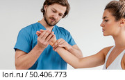 male osteopathic therapist checking female patient s wrist. Стоковое фото, агентство Ingram Publishing / Фотобанк Лори