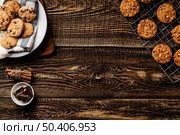 plate with fresh cookies from oven. Стоковое фото, агентство Ingram Publishing / Фотобанк Лори