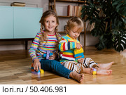 portrait childrens playing 4. Стоковое фото, агентство Ingram Publishing / Фотобанк Лори