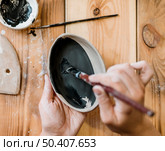 woman doing pottery masterpiece 3. Стоковое фото, агентство Ingram Publishing / Фотобанк Лори