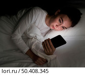 girl night bed with phone. Стоковое фото, агентство Ingram Publishing / Фотобанк Лори