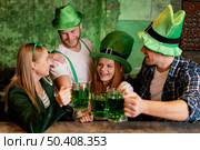 group friends celebrating st patrick s day together with drinks bar. Стоковое фото, агентство Ingram Publishing / Фотобанк Лори