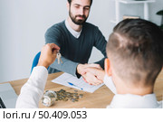 client shaking hand agent looking keys. Стоковое фото, агентство Ingram Publishing / Фотобанк Лори