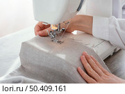 female tailor working with sewing machine. Стоковое фото, агентство Ingram Publishing / Фотобанк Лори