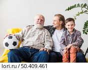 men different generations sitting couch. Стоковое фото, агентство Ingram Publishing / Фотобанк Лори